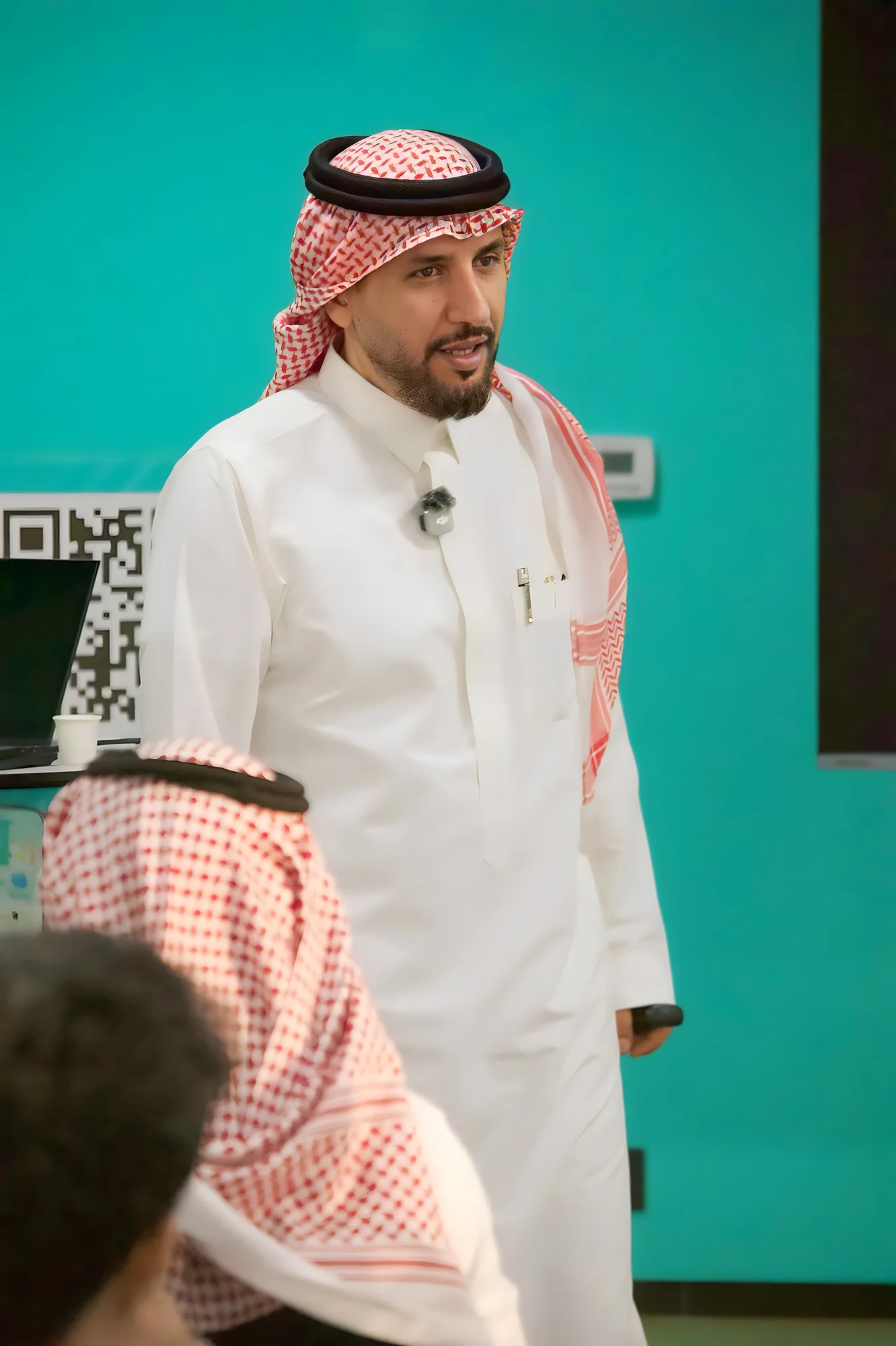 لحظات من لقاء المستشار عبد الله الثقفي بالحضور في ندوة بمدينة جدة