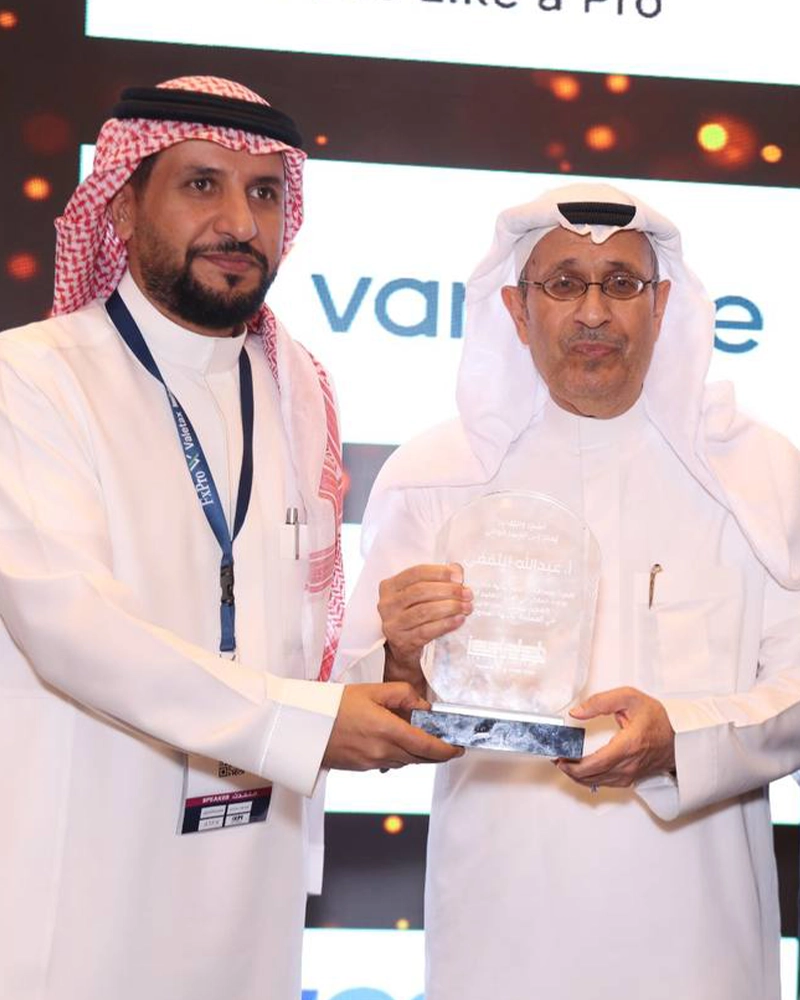 تكريم الأمير سيف الإسلام بن سعود بن عبدالعزيز آل سعود للمستشار عبد الله الثقفي على اسهاماته في أسبوع جدة للتكنولوجيا