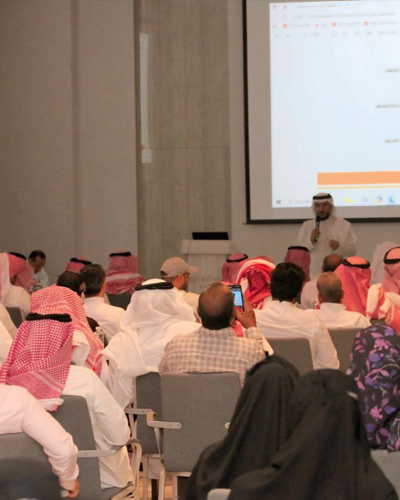 جانب من الحضور لندوة أبو رسيل الثقفي بعنوان مبادئ وأساسيات التحليل الفني