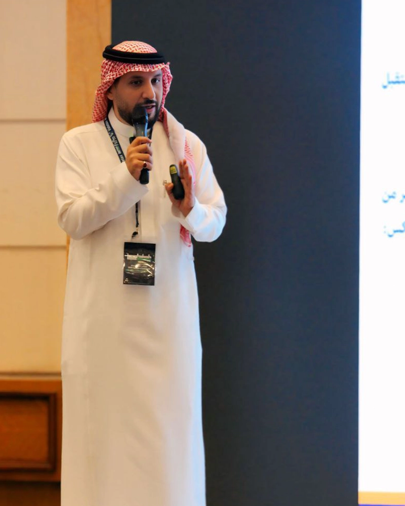 المستشار عبد الله الثقفي يقدم محاضرة يشرح فيها نظرية وايكوف